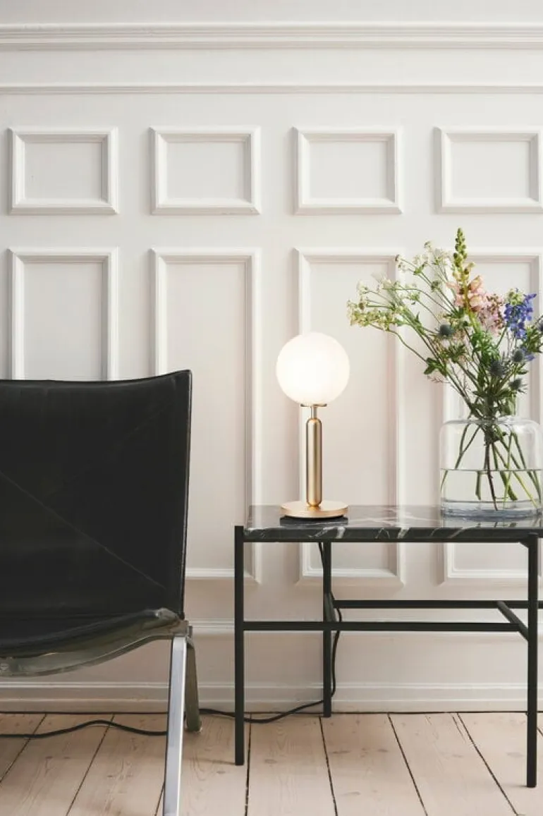 Nuura Miira bordslampa, mässing - opalvit