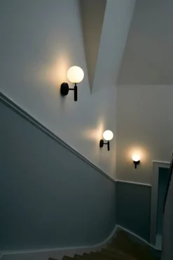 Nuura Miira vägglampa, klippgrå - opal