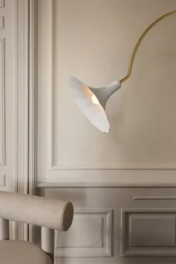 Nuura Petalii golvlampa, vit - polerad mässing