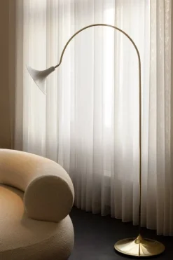 Nuura Petalii golvlampa, vit - polerad mässing