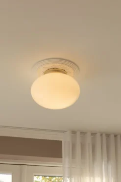 Nuura Rizzatto 301 taklampa, satinmässing - opalvit