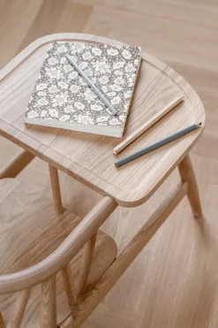 Oaklings Smilla småbarnstol med bricka, ek