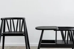 Oaklings Smilla småbarnstol med bricka, svartbetsad ek