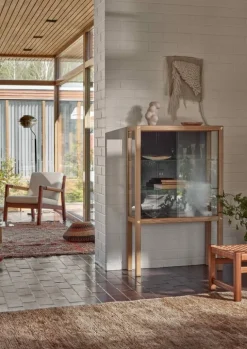 Ornäs Näyttely vitrin, ljuslackad ek