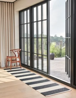 Pappelina Bob matta, 70 x 150 cm, svart - vanilj