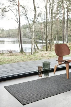 Pappelina Emm matta, 70 x 180 cm, svart - linnemetallic