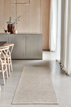 Pappelina Emm matta, 70 x 300 cm, potatis - beige metallic