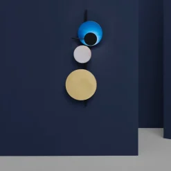 PLEASE WAIT to be SEATED Planet vägglampa, blå