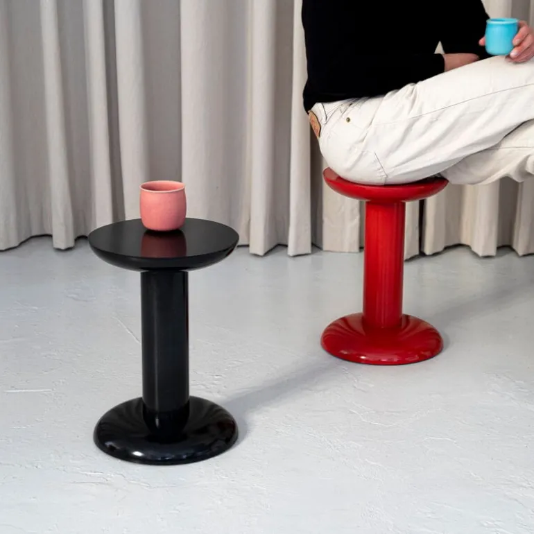 Raawii Thing pall, karminröd