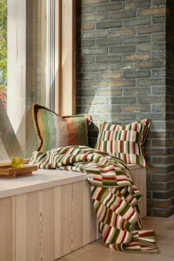 Røros Tweed Ida filt, 135 x 200 cm, oliv - vinröd