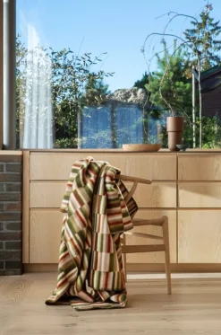 Røros Tweed Ida filt, 135 x 200 cm, oliv - vinröd