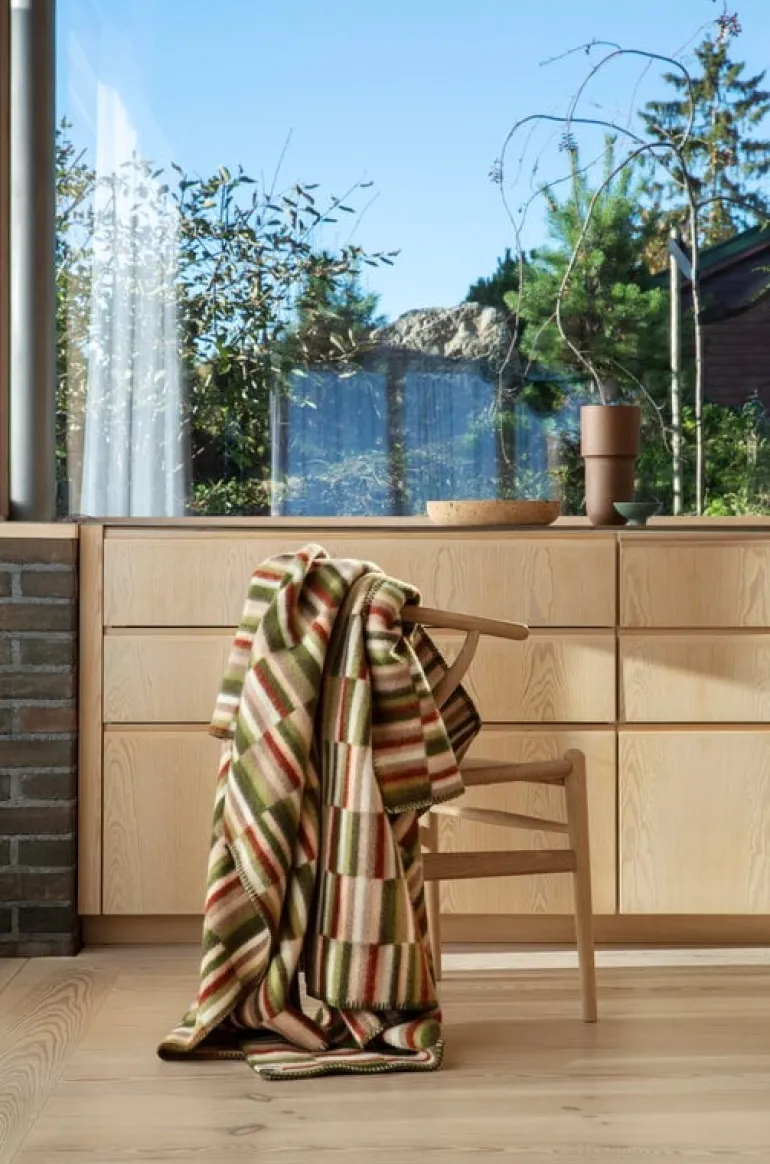 Røros Tweed Ida filt, 135 x 200 cm, oliv - vinröd