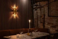 Örsjö Skyline vägglampa, trådbunden, mässing