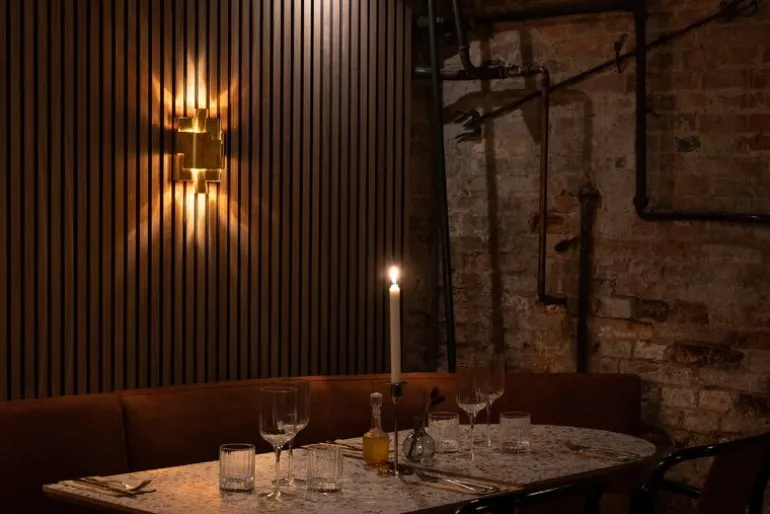 Örsjö Skyline vägglampa, trådbunden, mässing