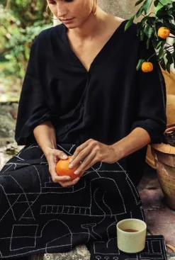 Saana ja Olli Unien talo kökshandduk/tablett, svart