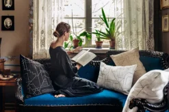 Saana ja Olli Unien talo kuddfodral 40 x 60 cm, vit - svart