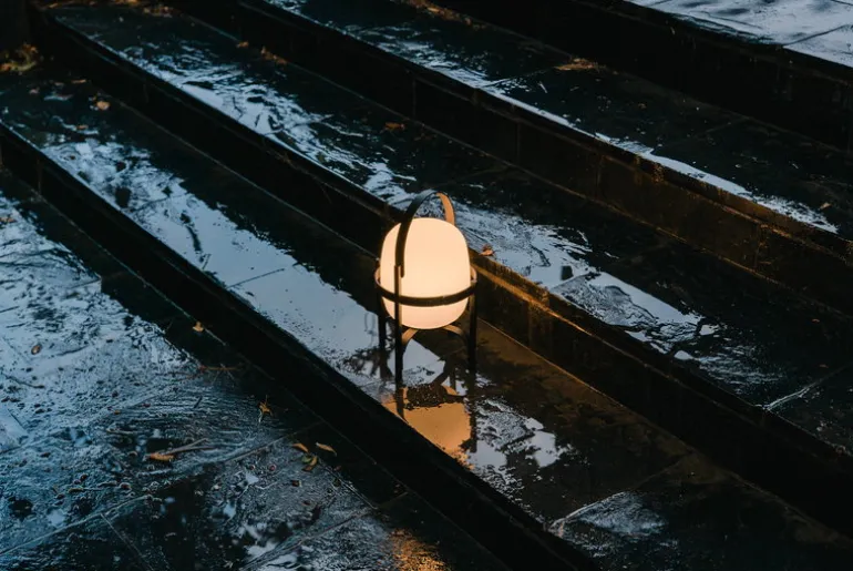 Santa & Cole Cestita Alubat bordslampa, svart