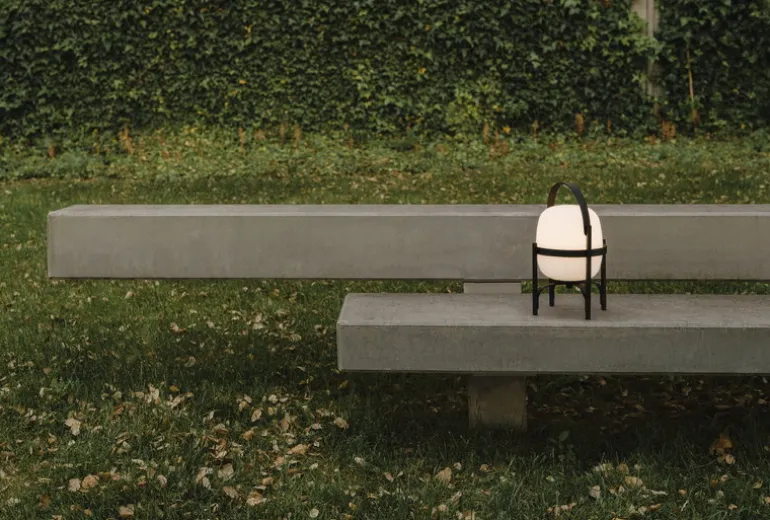 Santa & Cole Cestita Alubat bordslampa, svart