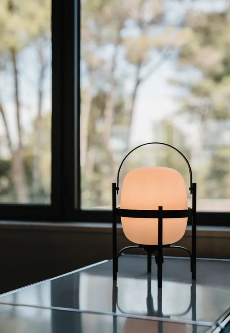 Santa & Cole Cestita Alubat bordslampa, svart