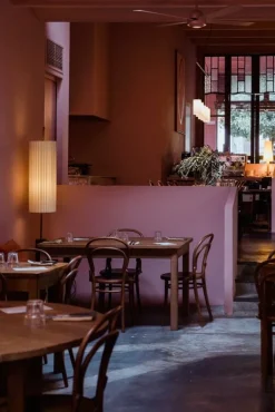 Santa & Cole Dórica golvlampa, naturvit - brons