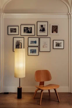 Santa & Cole Dórica golvlampa, naturvit - brons