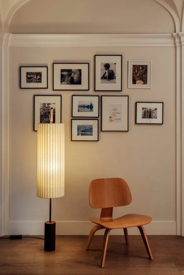 Santa & Cole Dórica golvlampa, naturvit - brons