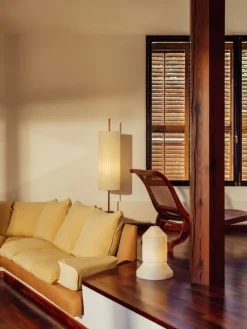 Santa & Cole Dórica golvlampa, naturvit - brons