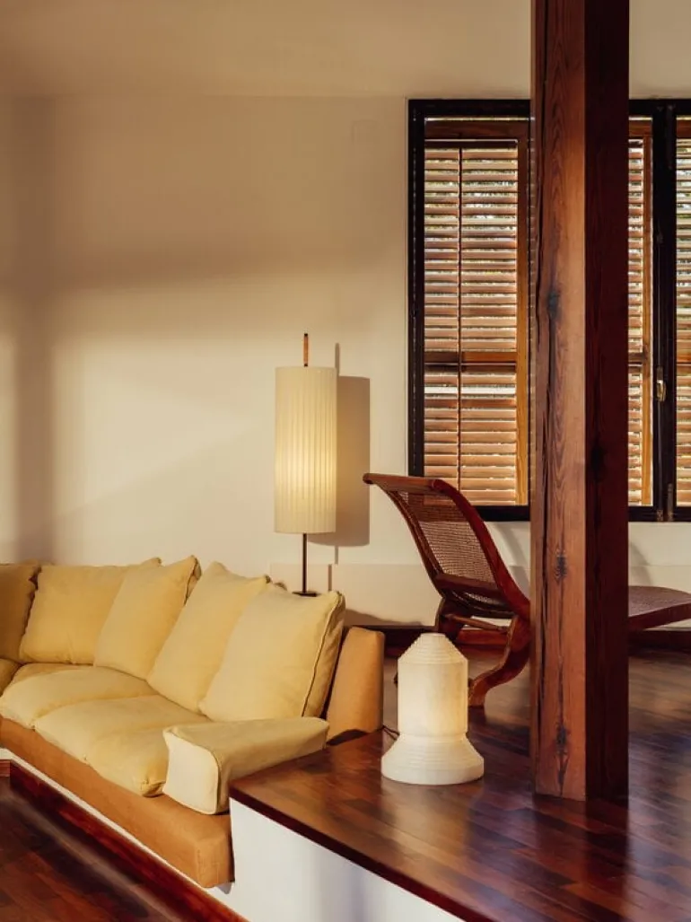 Santa & Cole Dórica golvlampa, naturvit - brons