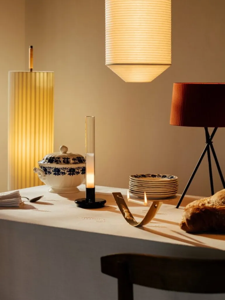 Santa & Cole Dórica golvlampa, naturvit - brons