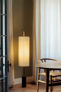 Santa & Cole Dórica golvlampa, naturvit - brons