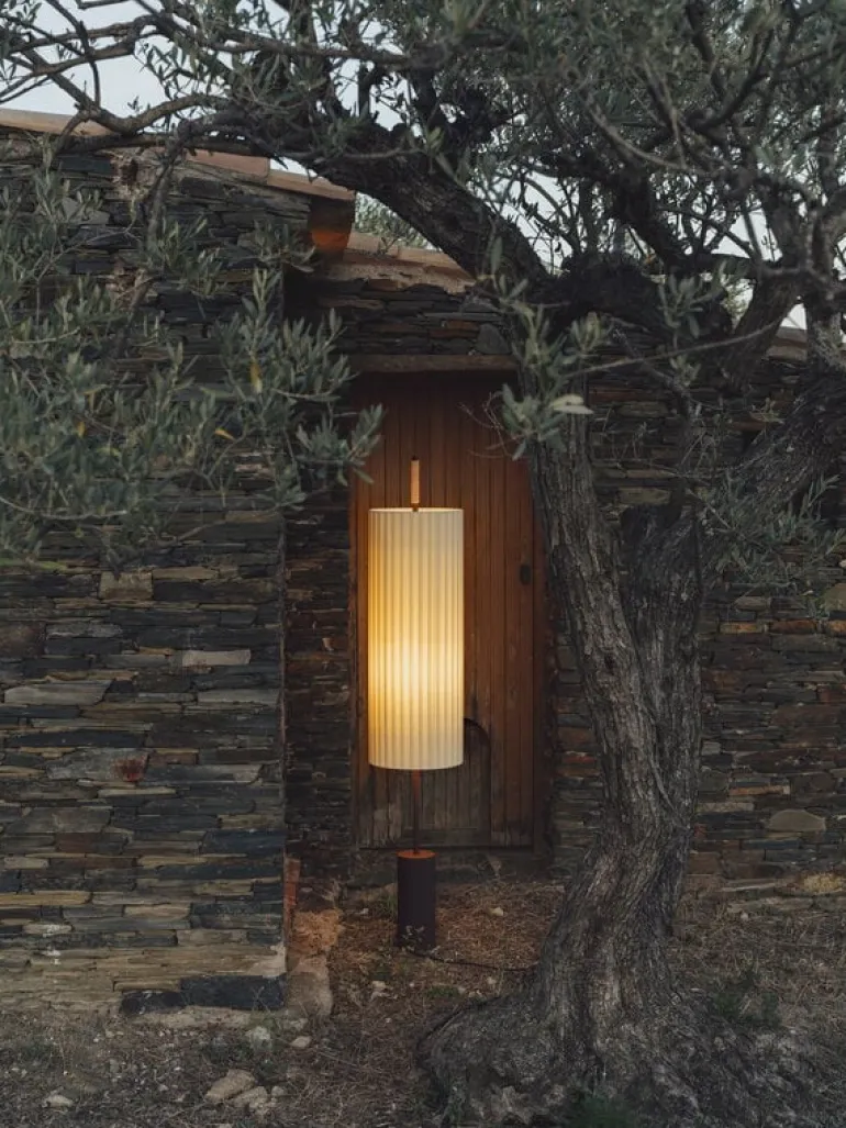 Santa & Cole Dórica golvlampa, naturvit - brons