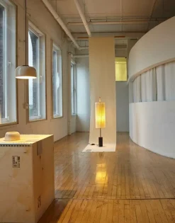 Santa & Cole Dórica golvlampa, naturvit - brons