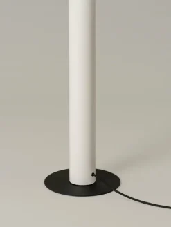 Santa & Cole Tatu Pie golvlampa, vit