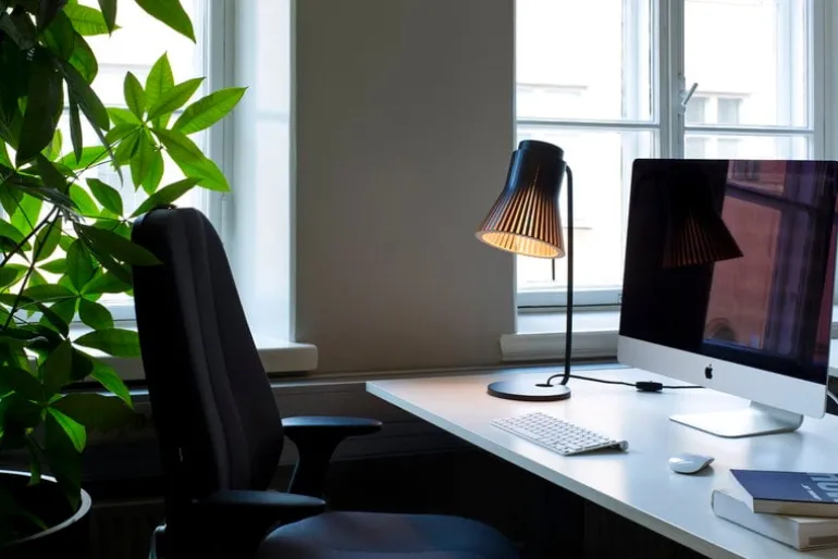 Secto Design Petite 4620 bordslampa, svart