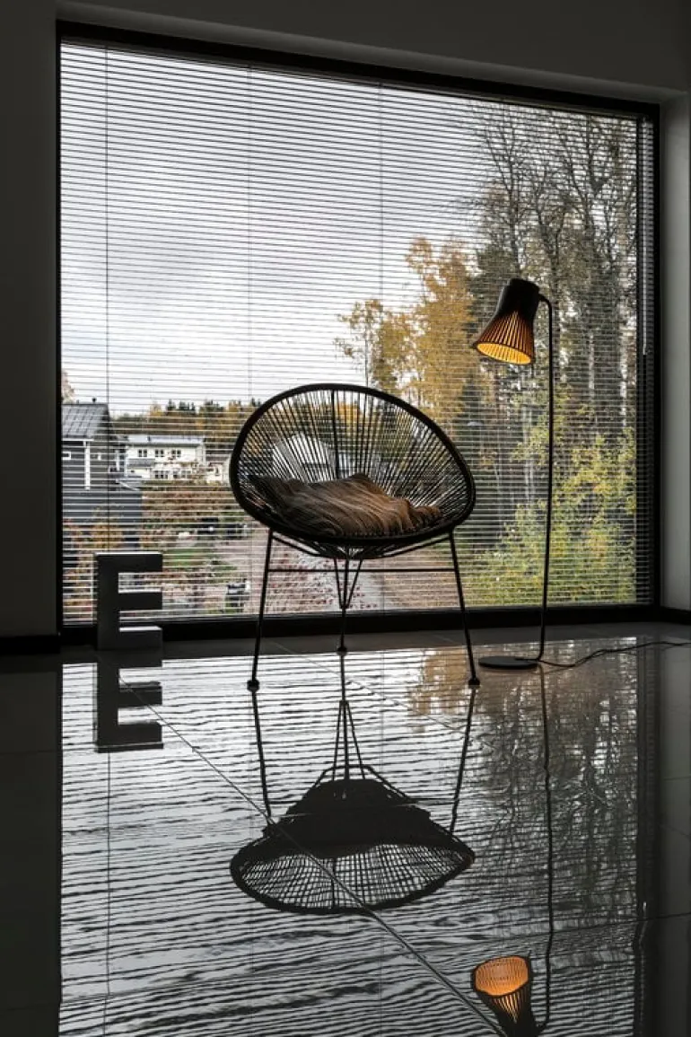 Secto Design Petite 4610 golvlampa, svart