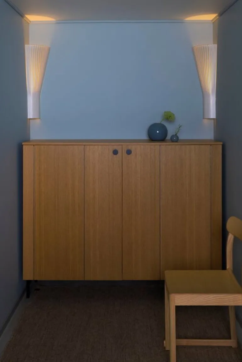 Secto Design Secto 4236 vägglampa för hörn, 60 cm, vit