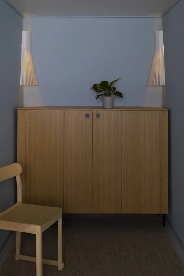 Secto Design Secto 4236 vägglampa för hörn, 60 cm, vit