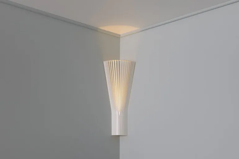Secto Design Secto 4236 vägglampa för hörn, 60 cm, vit