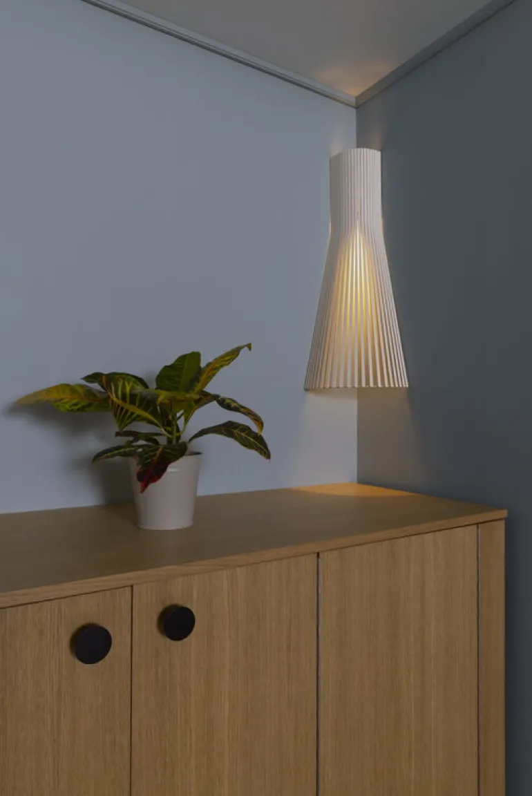 Secto Design Secto 4236 vägglampa för hörn, 60 cm, vit