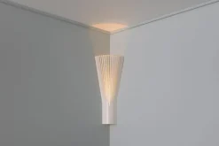 Secto Design Secto 4236 vägglampa för hörn, 60 cm, vit