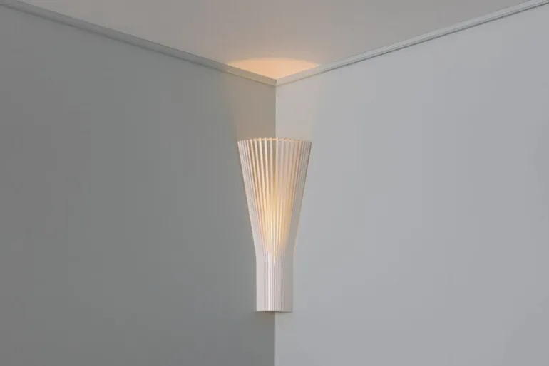 Secto Design Secto 4236 vägglampa för hörn, 60 cm, vit