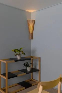Secto Design Secto 4236 vägglampa för hörn, 60 cm, valnöt