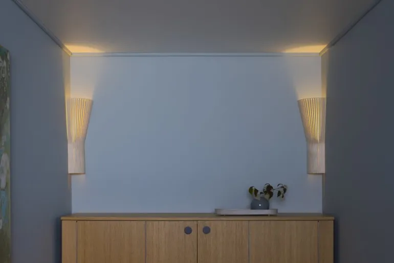 Secto Design Secto 4237 vägglampa för hörn, 45 cm, vit