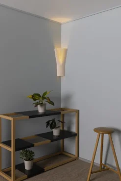 Secto Design Secto 4237 vägglampa för hörn, 45 cm, vit