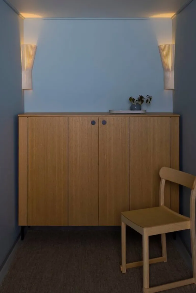 Secto Design Secto 4237 vägglampa för hörn, 45 cm, vit