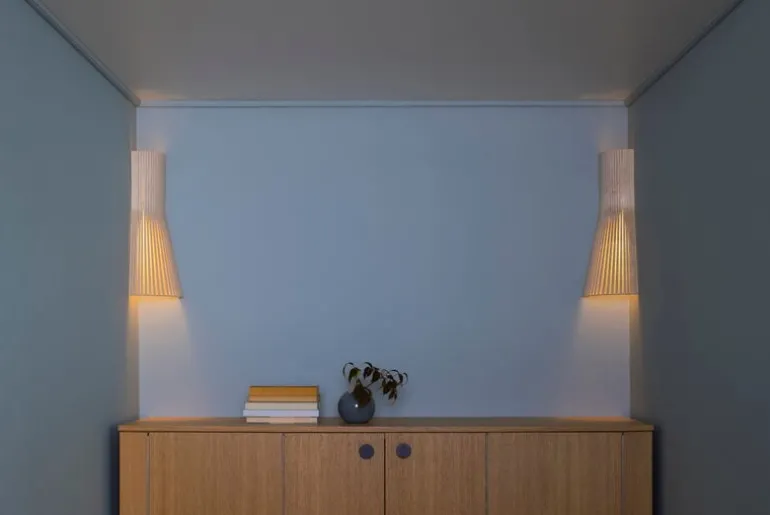 Secto Design Secto 4237 vägglampa för hörn, 45 cm, vit