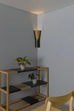 Secto Design Secto 4237 vägglampa för hörn, 45 cm, svart