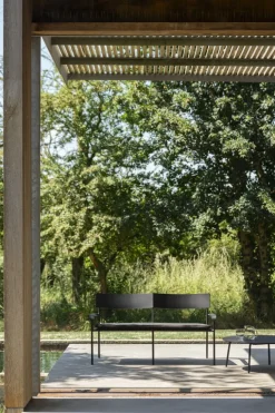 Serax August 2-sitsbänk med ryggstöd, svart