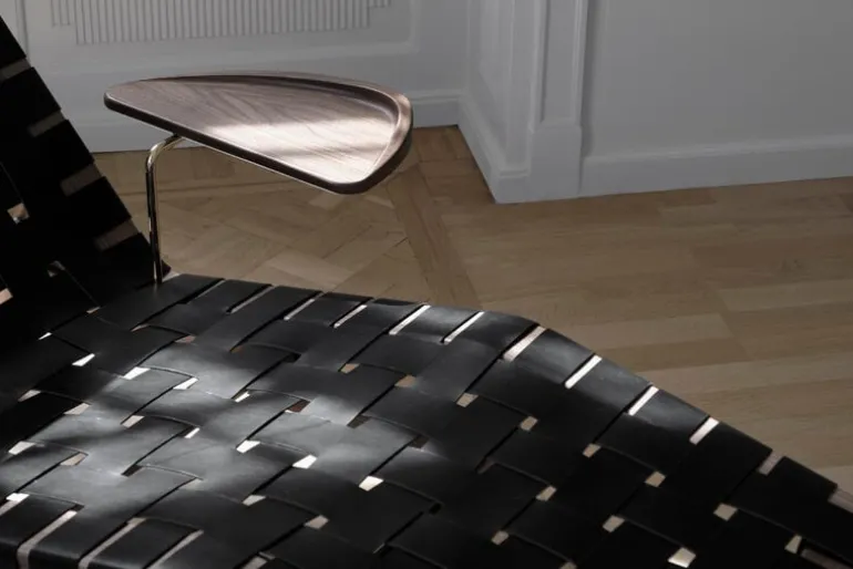 Sibast AV Egoist schäslong med kudde, valnöt - svart läder