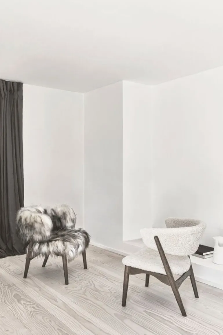 Sibast No 7 karmstol, helklädd, mörk oljad ek - fårskinn